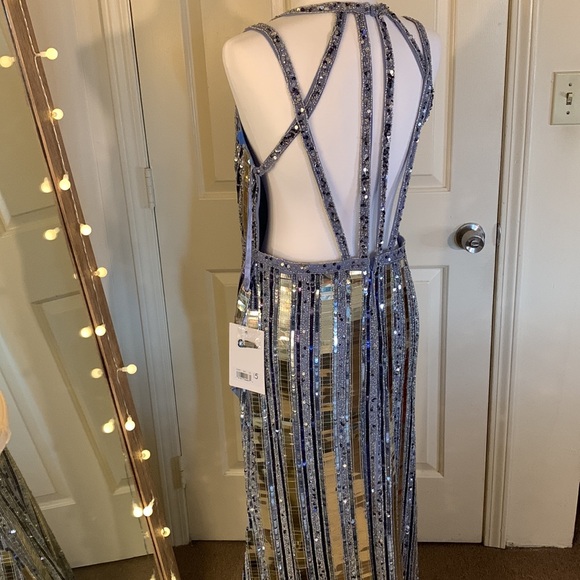 MAC DUGGAL
Halter Neck Embellished Detailed Back Gown - Picture 15 of 17